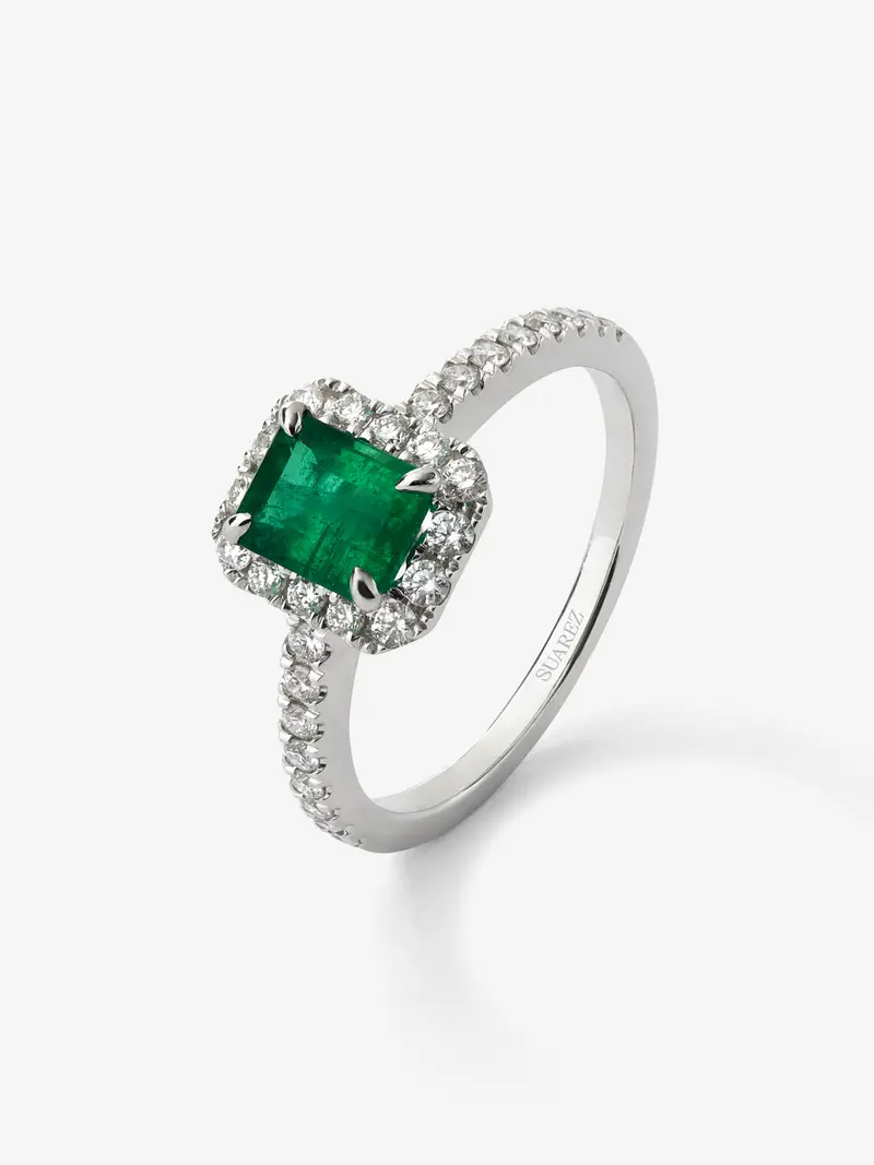 Anillo de oro blanco 18K con esmeralda de 0,79 cts con diamantes de 0,38 cts