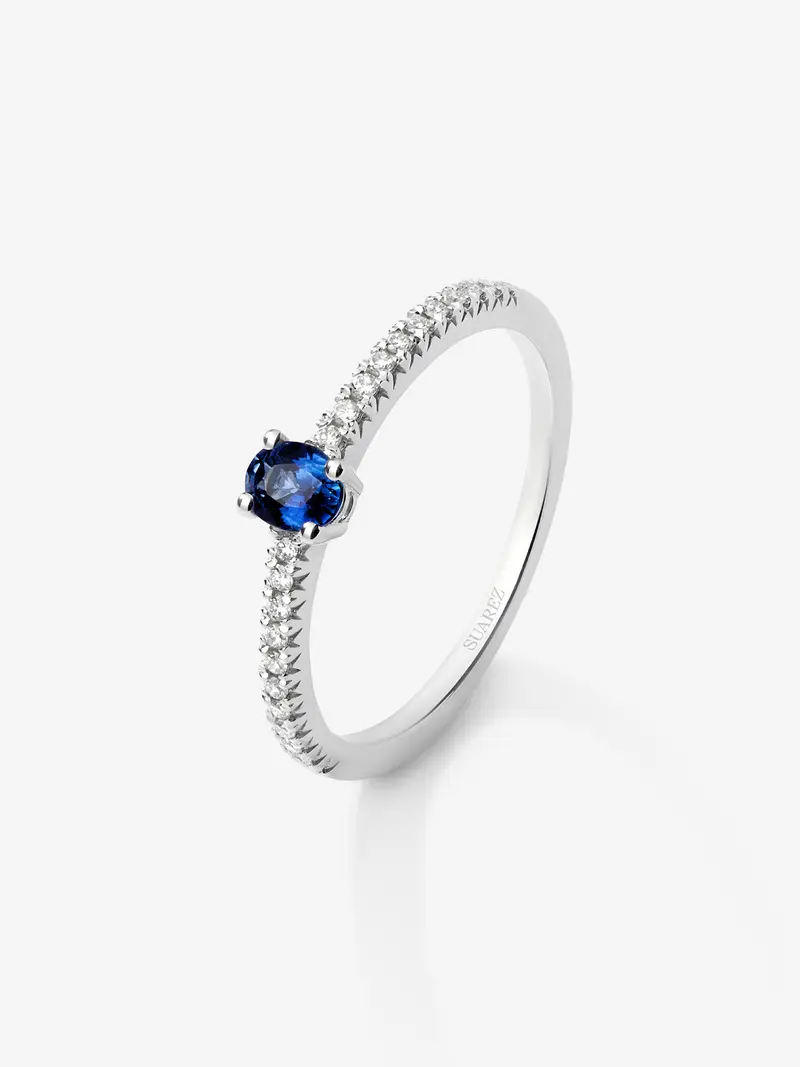 Anillo de oro blanco 18K con zafiro