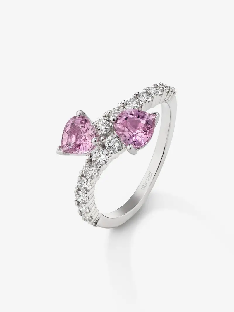 Anillo de oro blanco 18K con zafiro rosa y diamantes