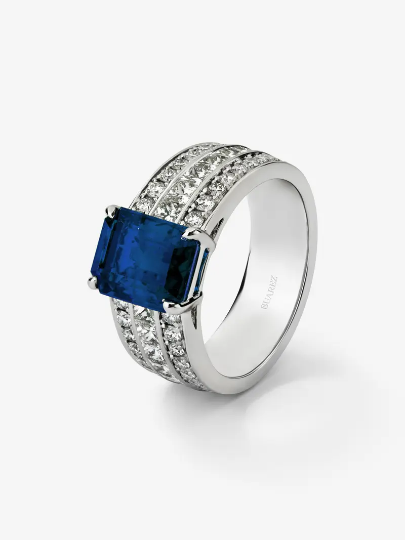 Anillo de oro blanco con zafiro central y brazo de diamantes