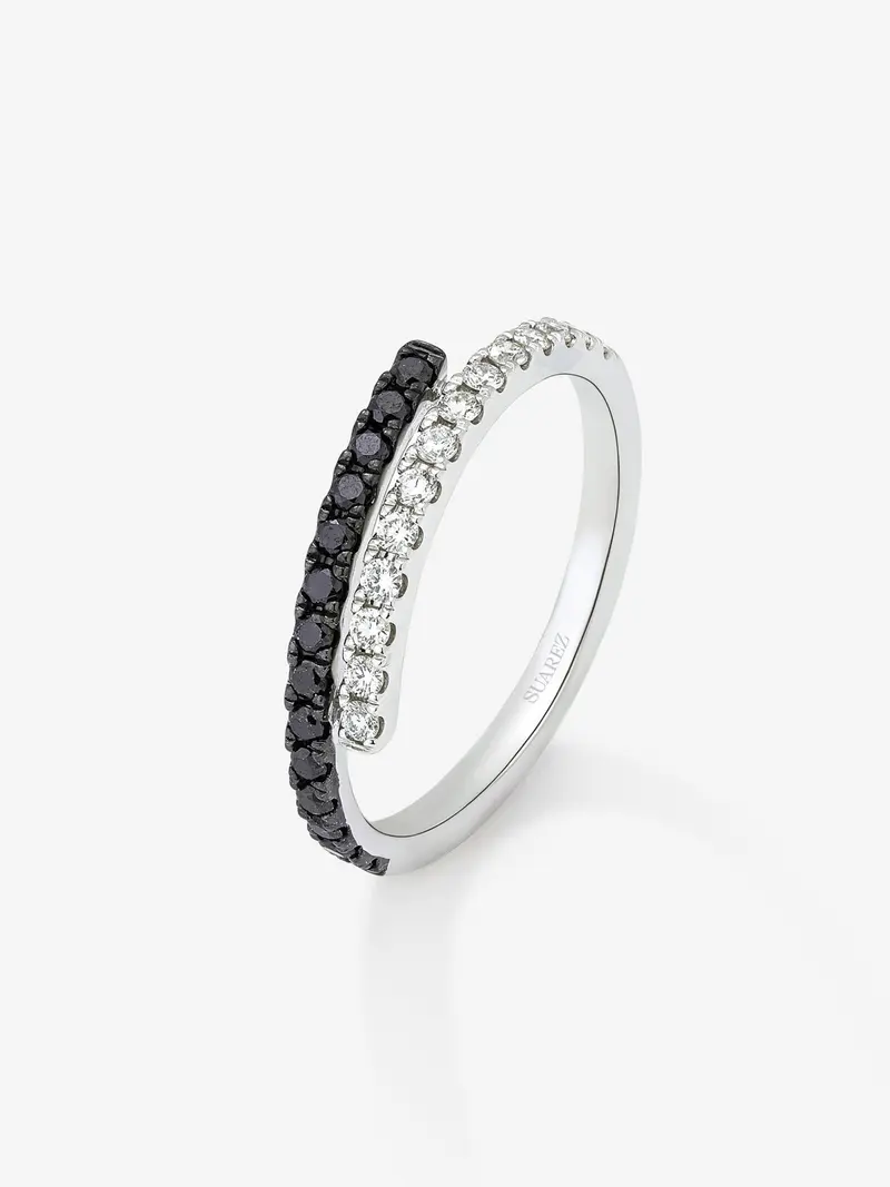 Anillo de oro blanco de 18K con 14 diamantes blancos en talla brillante con un total de 0,17 cts y 14 diamantes negros en talla brillante con un total de 0,19 cts