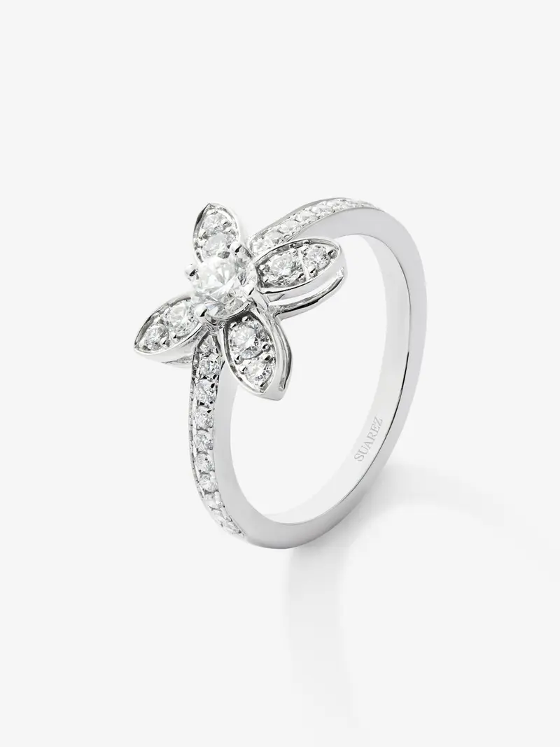 Anillo de oro blanco de 18K con 31 diamantes en talla brillante con un total de 0,34 cts