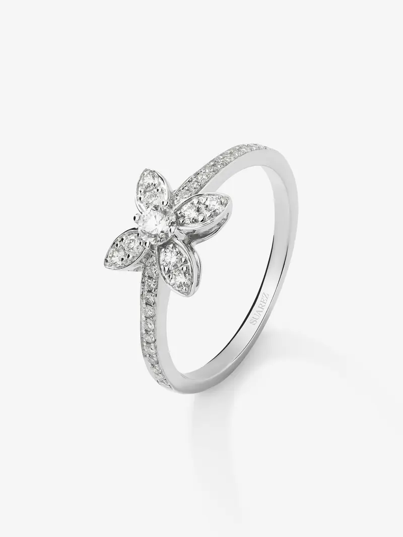 Anillo de oro blanco de 18K con 31 diamantes en talla brillante con un total de 0,34 cts