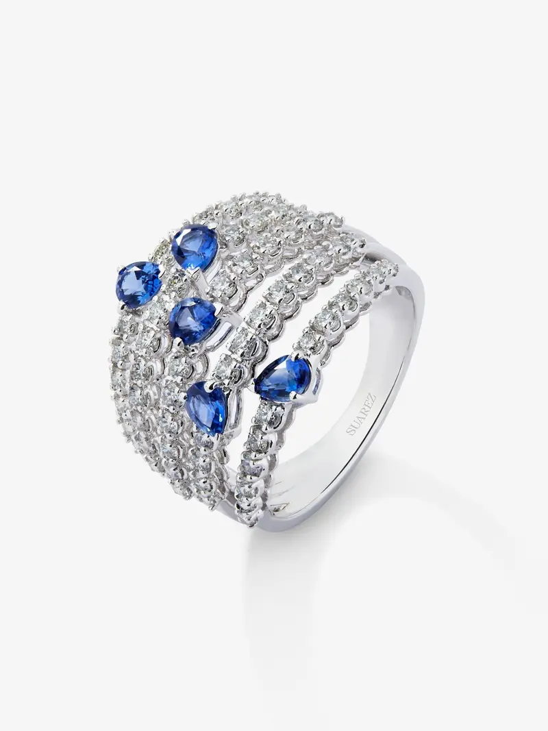 Anillo de oro blanco de 18K con 5 zafiros azules en talla pera con un total de 1,13 cts y 60 diamantes en talla brillante con un total de 1 cts