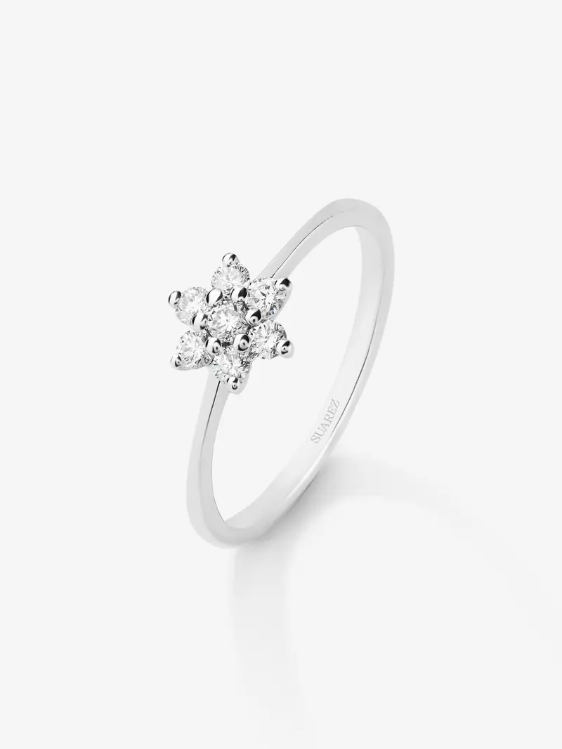 Anillo de oro blanco de 18K con 7 diamantes en talla brillante con un total de 0,24 cts y forma de estrella