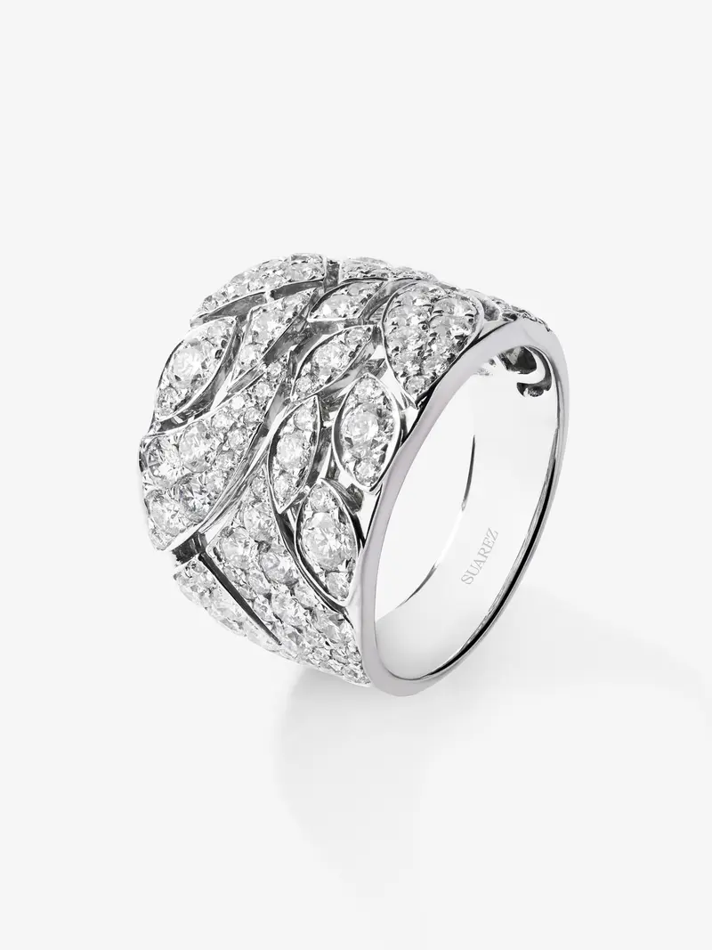 Anillo de oro blanco de 18K con 92 diamantes en talla brillante con un total de 3,1 cts