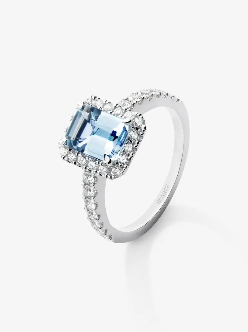 Anillo de oro blanco de 18K con aguamarina en talla octogonal de 1,4 cts y 32 diamantes en talla brillante con un total de 0,5 cts