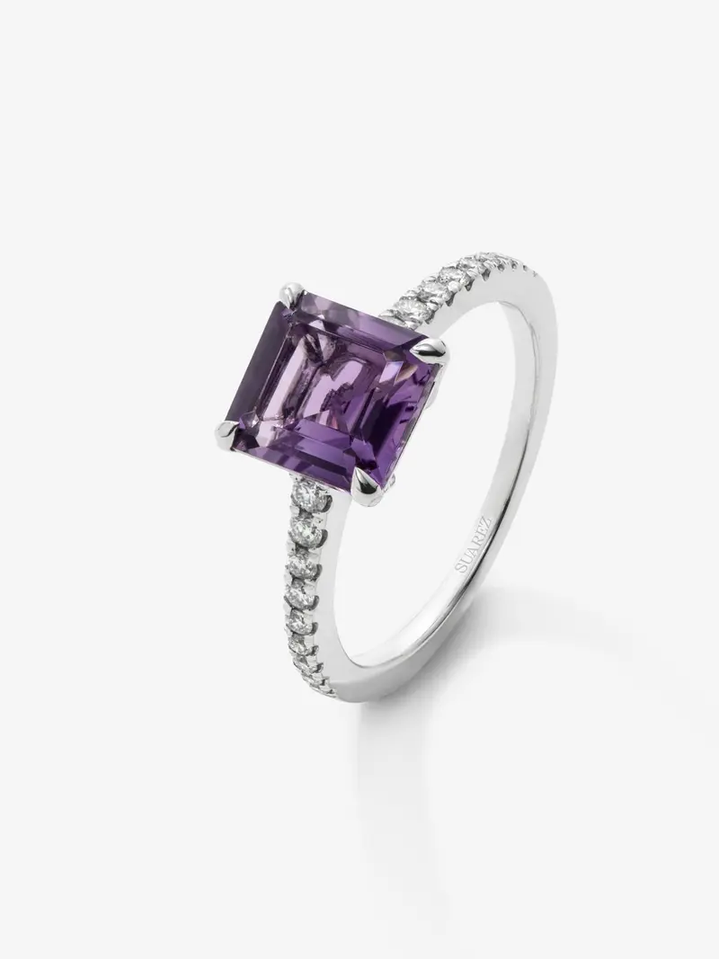 Anillo de oro blanco de 18K con amatista morada en talla radiant de 1,79 cts y 18 diamantes en talla brillante con un total de 0,18 cts