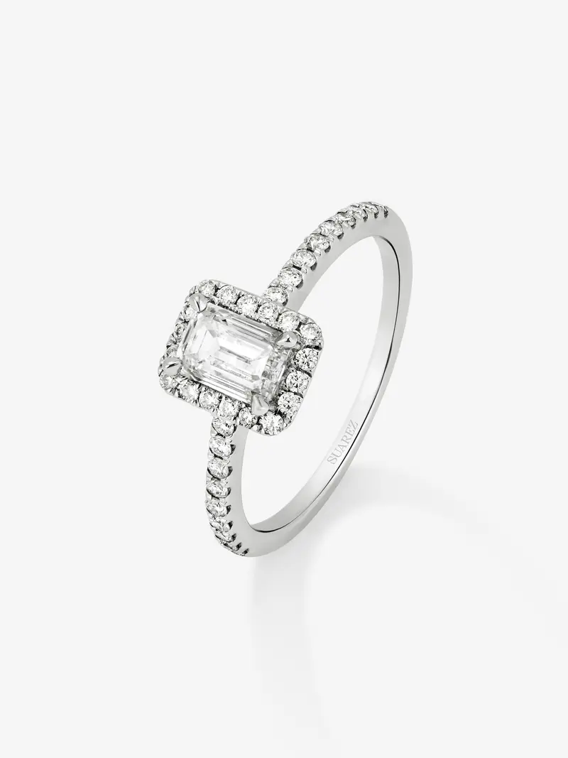 Anillo de oro blanco de 18K con diamante blanco central en talla esmeralda de 0,5 cts y diamantes blancos en talla brillante de 0,35 cts
