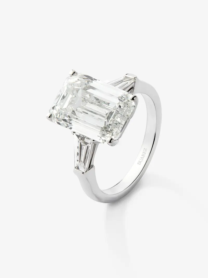 Anillo de oro blanco de 18K con diamante blanco central