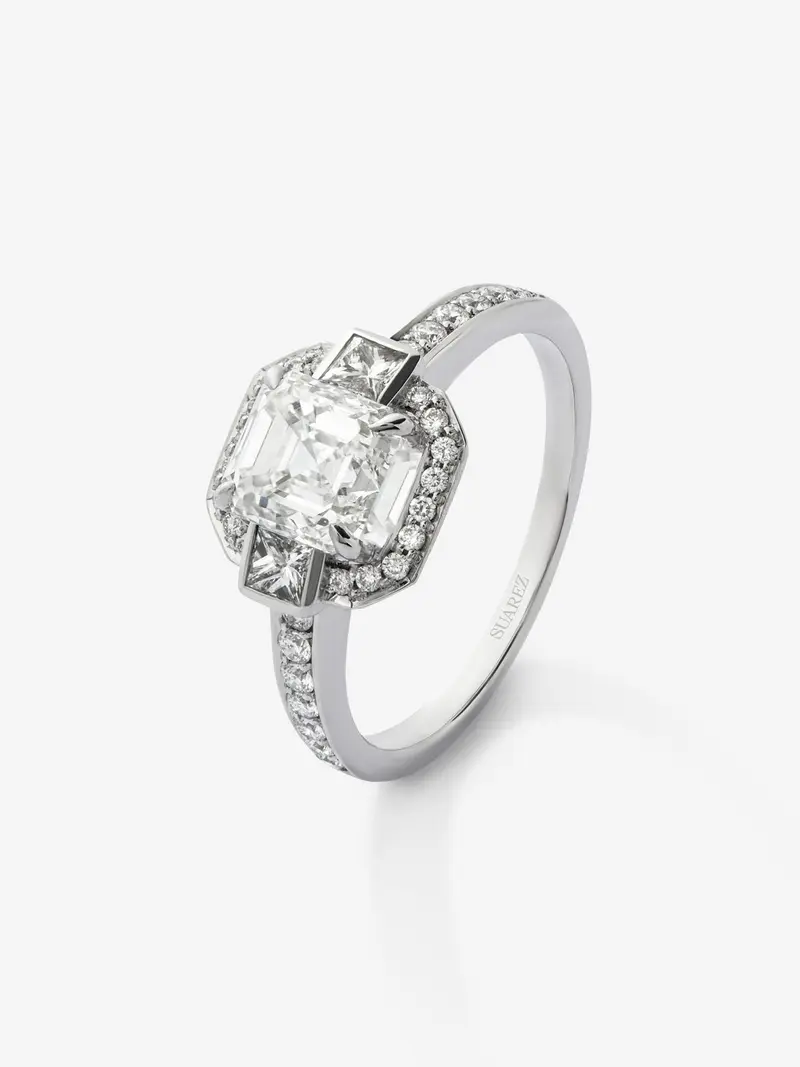 Anillo de oro blanco de 18K con diamante central en talla asscher de 1,51 cts, y orla y brazo de diamantes en tallas princesa y brillante de 0,35 cts