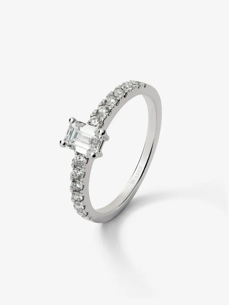 Anillo de oro blanco de 18K con diamante central en talla brillante de 0,08 cts y 11 diamantes en talla brillante con un total de 0,06 cts