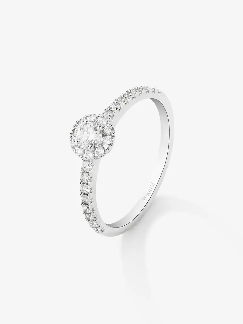 Anillo de oro blanco de 18K con diamante central en talla brillante de 0,1 cts y 28 diamantes en talla brillante con un total de 0,2 cts