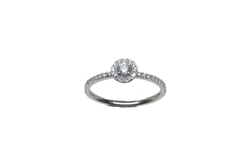 Anillo de oro blanco de 18K con diamante central en talla brillante de 0,13 cts y 34 diamantes en talla brillante con un total de 0,21 cts