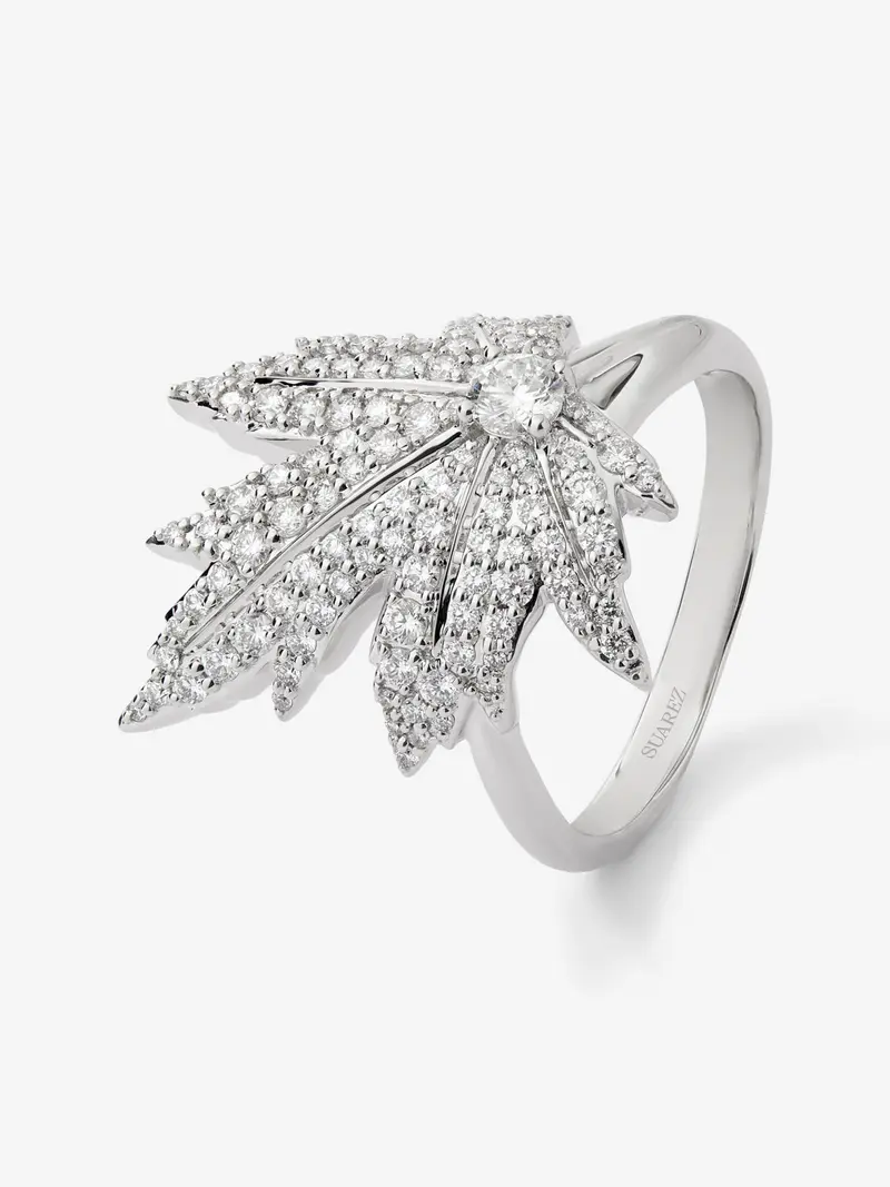 Anillo de oro blanco de 18K con diamante central en talla brillante de 0,16 cts, pavé de diamantes y forma de hoja de arce