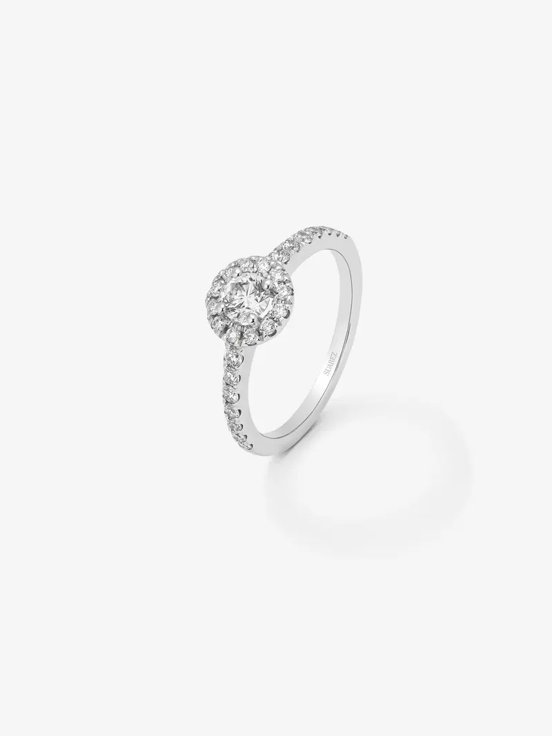 Anillo de oro blanco de 18K con diamante central en talla brillante de 0,25 cts y orla y brazo con 26 diamantes en talla brillante con un total de 0,35 cts