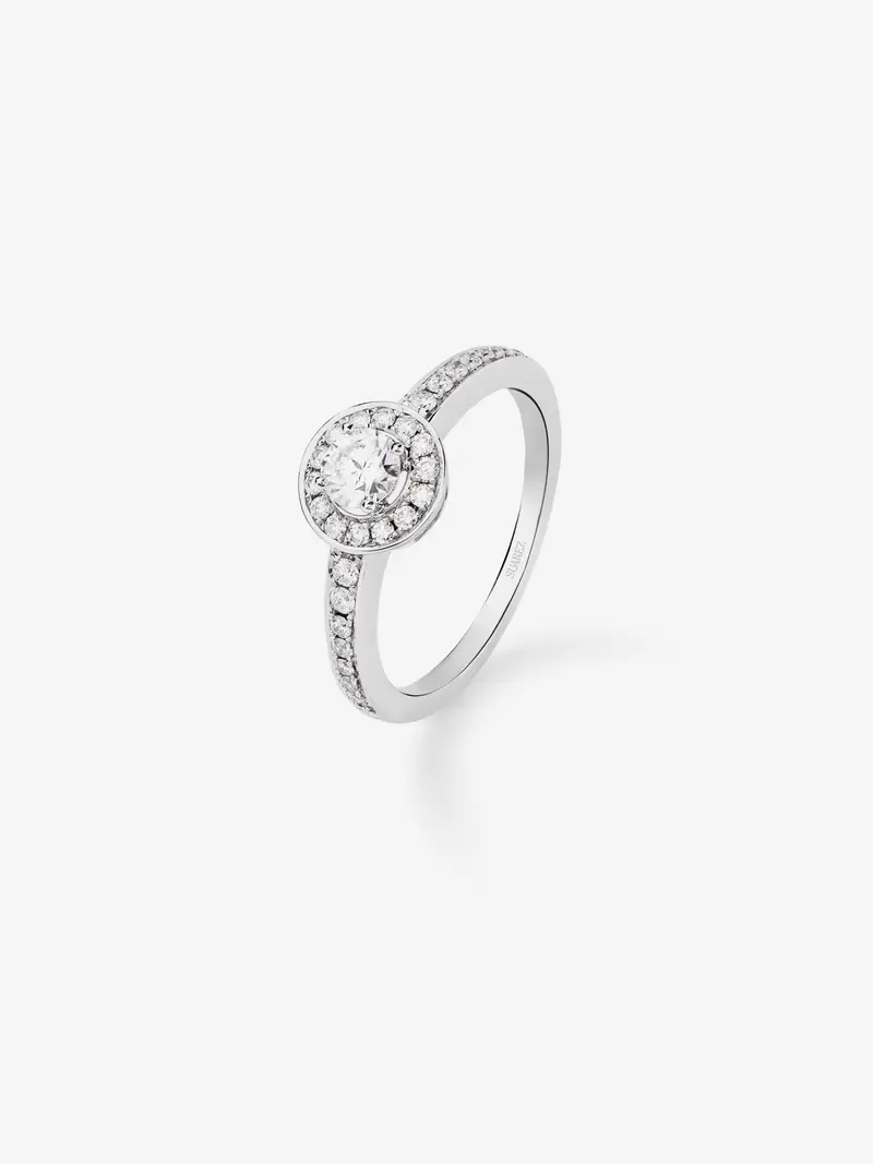 Anillo de oro blanco de 18K con diamante central en talla brillante de 0,25 cts y orla y brazo de 31 diamantes en talla brillante con un total de 0,3 cts