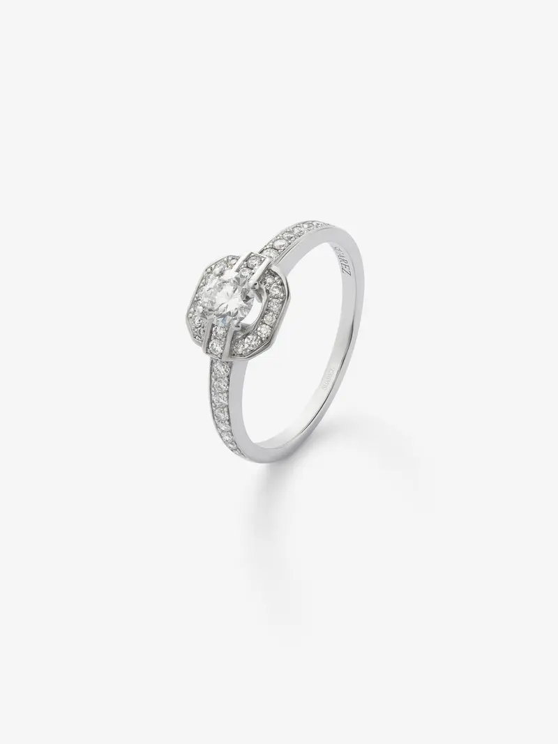 Anillo de oro blanco de 18K con diamante central en talla brillante de 0,3 cts y orla y brazo de 34 diamantes en talla brillante con un total de 0,22 cts