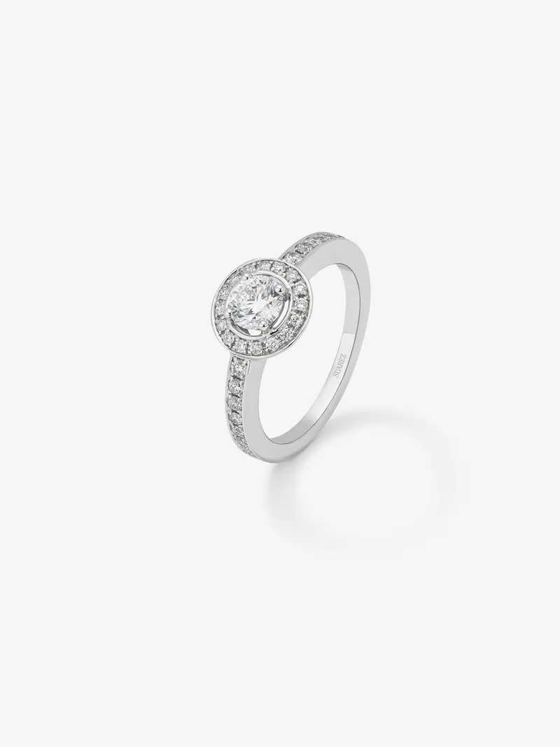 Anillo de oro blanco de 18K con diamante central en talla brillante de 0,5 cts y brazo y orla de 26 diamantes en talla brillante con un total de 0,43 cts