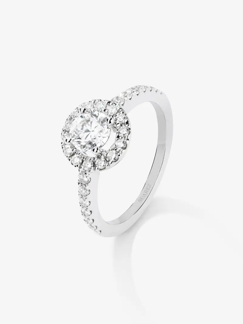 Anillo de oro blanco de 18K con diamante central en talla brillante de 0,7 cts y orla y brazo con 28 diamantes en talla brillante con un total de 0,44 cts