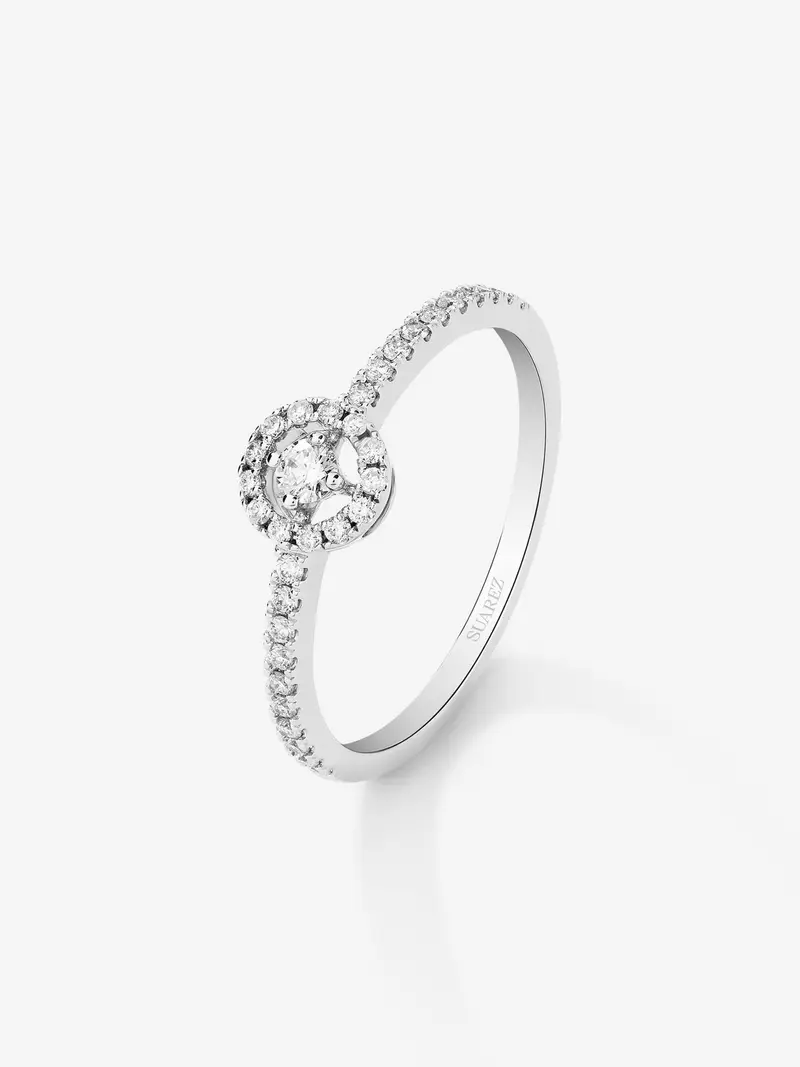 Anillo de oro blanco de 18K con diamante central en talla brillante en talla brillante de 0,06 cts y orla y brazo de 33 diamantes en talla brillante con un total de 0,18 cts