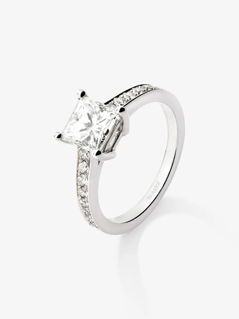 Anillo de oro blanco de 18K con diamante central en talla esmeralda de 1,51 cts y brazo de 16 diamantes en talla brillante con un total de 0,26 cts