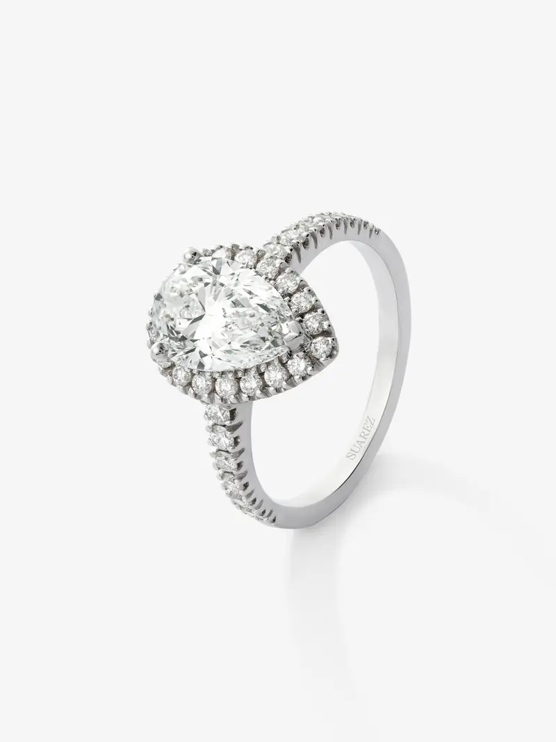 Anillo de oro blanco de 18K con diamante central en talla pera y orla y brazo de diamantes