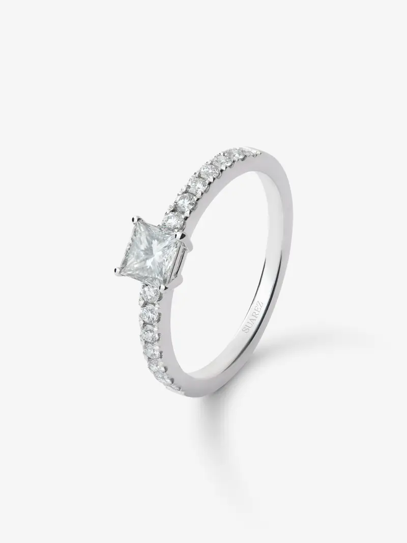 Anillo de oro blanco de 18K con diamante central en talla princesa de 0,5 cts y 14 diamantes con un total de 0,25 cts