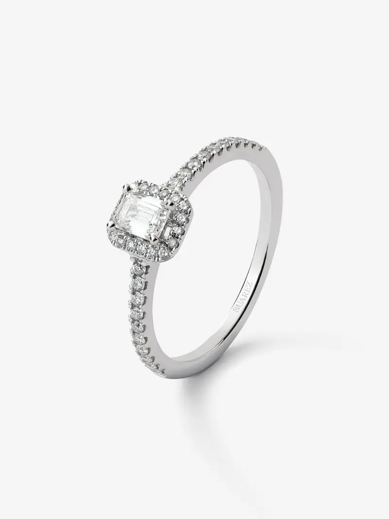 Anillo de oro blanco de 18K con diamante en talla esmeralda de 0,30 cts y orla de diamantes en talla brillante con un total de 0,19 cts