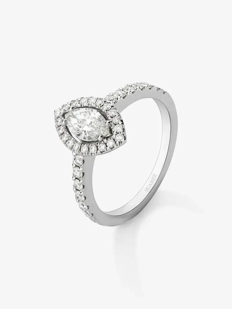 Anillo de oro blanco de 18K con diamante en talla marquise de 0,56 cts y 34 diamantes en talla brillante con un total de 0,38 cts