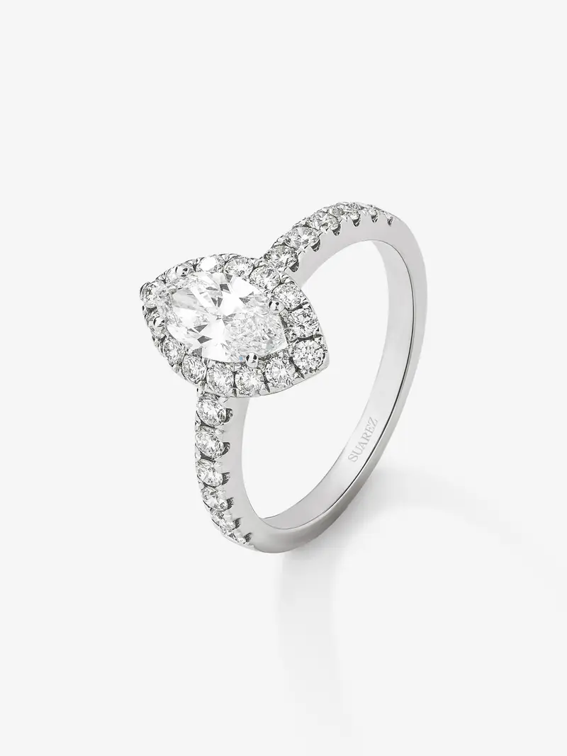 Anillo de oro blanco de 18K con diamante en talla marquise de 0,7 cts y orla y brazo de diamantes en talla brillante con un total de 0,63 cts