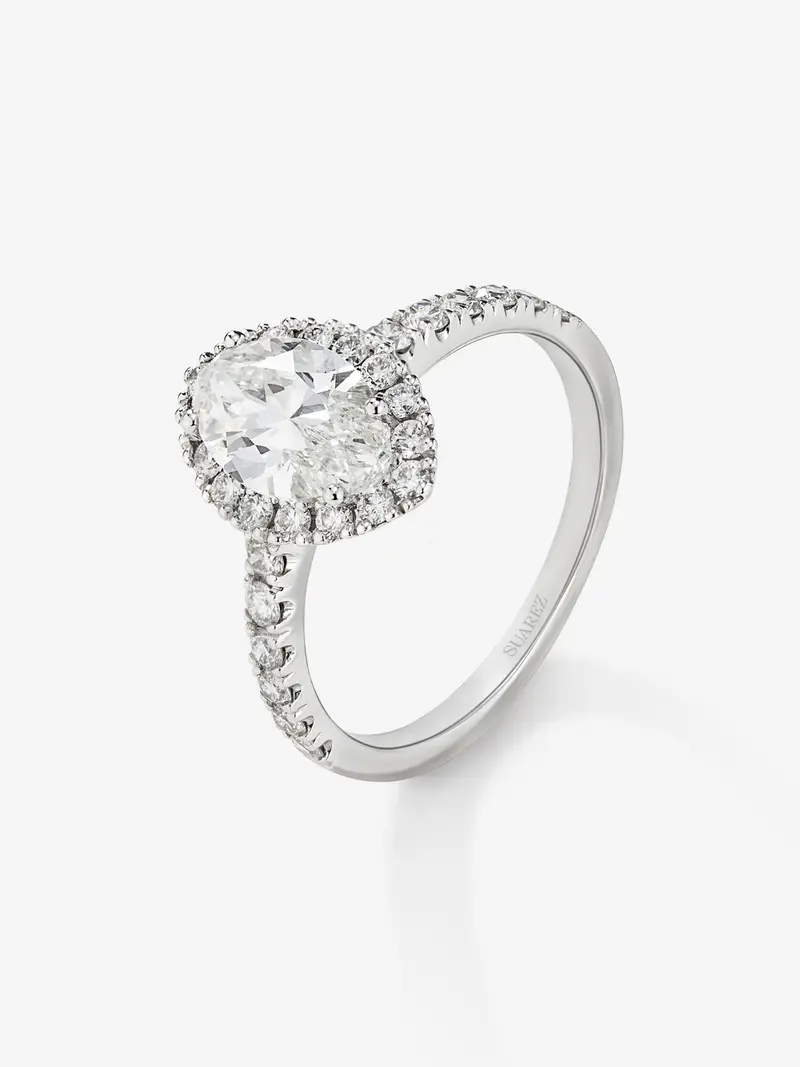 Anillo de oro blanco de 18K con diamante en talla marquise de 1,52 cts y orla y brazo de 28 diamantes en talla brillante con un total de 0,53 cts
