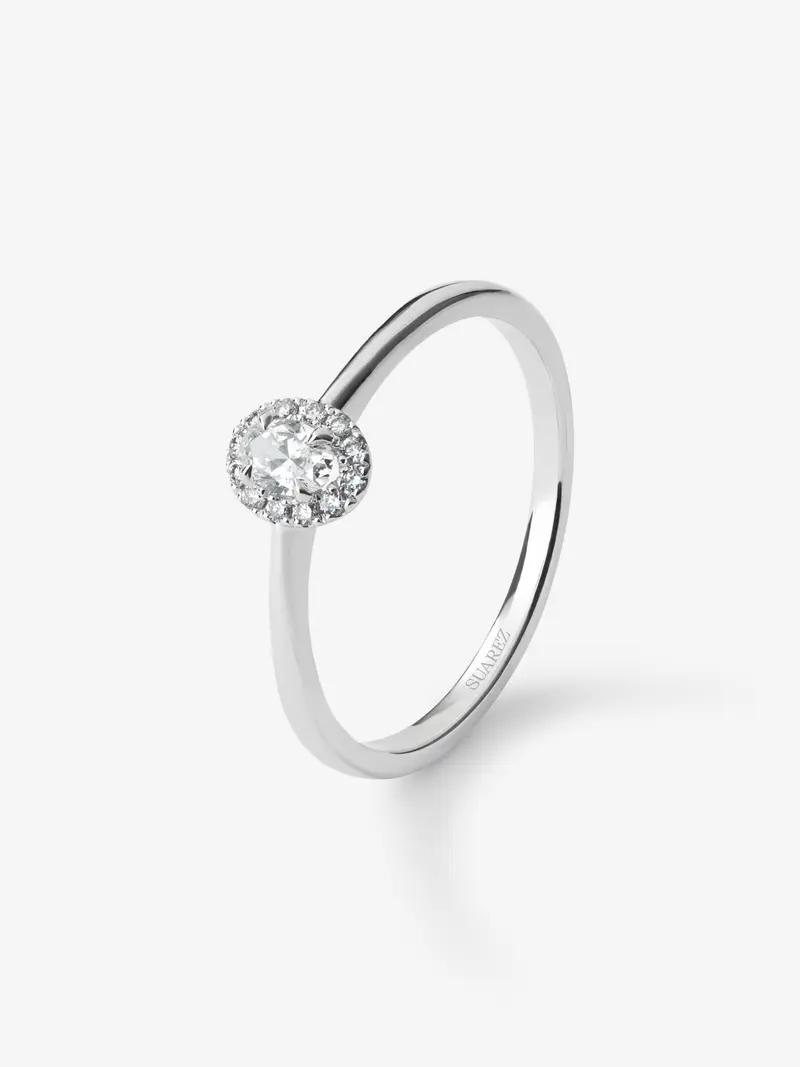 Anillo de oro blanco de 18K con diamante en talla oval de 0,12 cts y 10 diamantes en talla brillante con un total de 0,06 cts