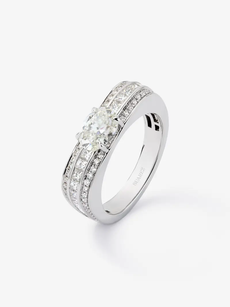 Anillo de oro blanco de 18K con diamante en talla oval y diamantes blancos