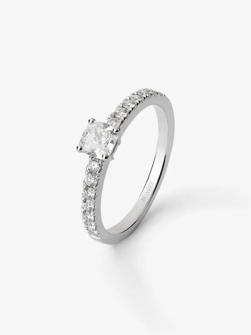 Anillo de oro blanco de 18K con diamante en talla princesa de 0,5 cts y 14 diamantes en talla brillante con un total de 0,25 cts