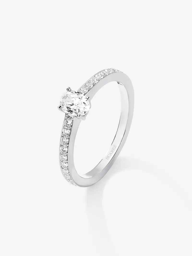 Anillo de oro blanco de 18K con diamantes blancos en talla oval y brillante de 0,61 cts