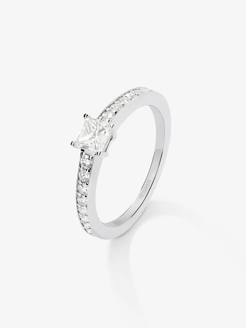 Anillo de oro blanco de 18K con diamantes blancos en talla princesa y brillante de 0,76 cts