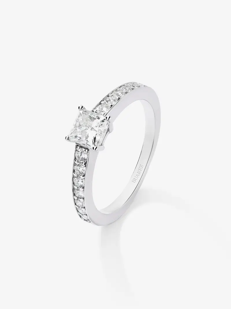 Anillo de oro blanco de 18K con diamantes blancos en talla princesa y brillante de 1,03 cts