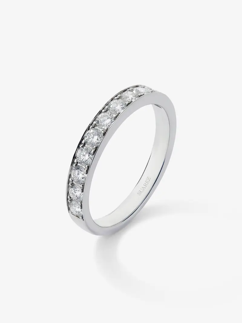 Anillo de oro blanco de 18K con diamantes en talla brillante con un total de 0,6 cts