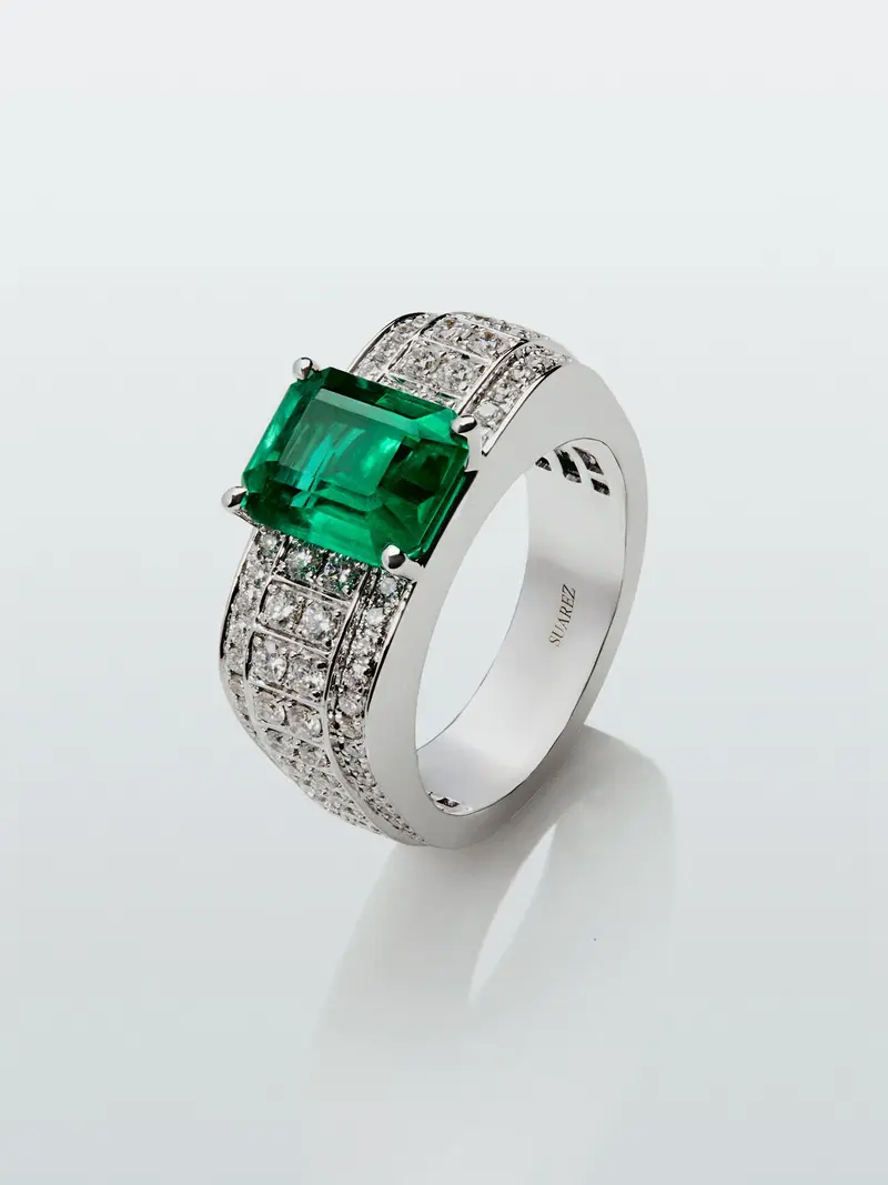 Anillo de oro blanco de 18K con esmeralda en talla octogonal de 2,73 cts y 124 diamantes en talla brillante con un total de 0,861 cts