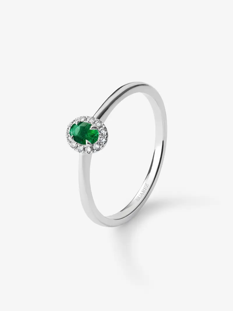 Anillo de oro blanco de 18K con esmeralda en talla oval de 0,2 cts y 10 diamantes en talla brillante con un total de 0,08 cts