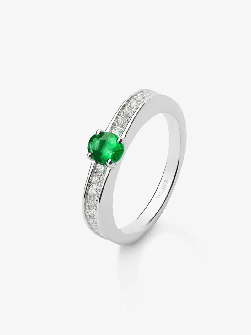 Anillo de oro blanco de 18K con esmeralda en talla oval de 0,32 cts y 22 diamantes en talla brillante con un total de 0,18 cts