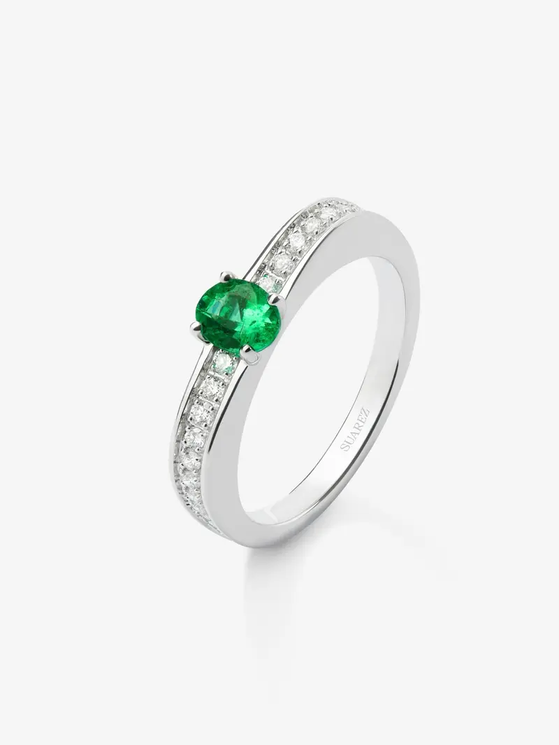 Anillo de oro blanco de 18K con esmeralda en talla oval de 0,39 cts y 22 diamantes en talla brillante con un total de 0,18 cts