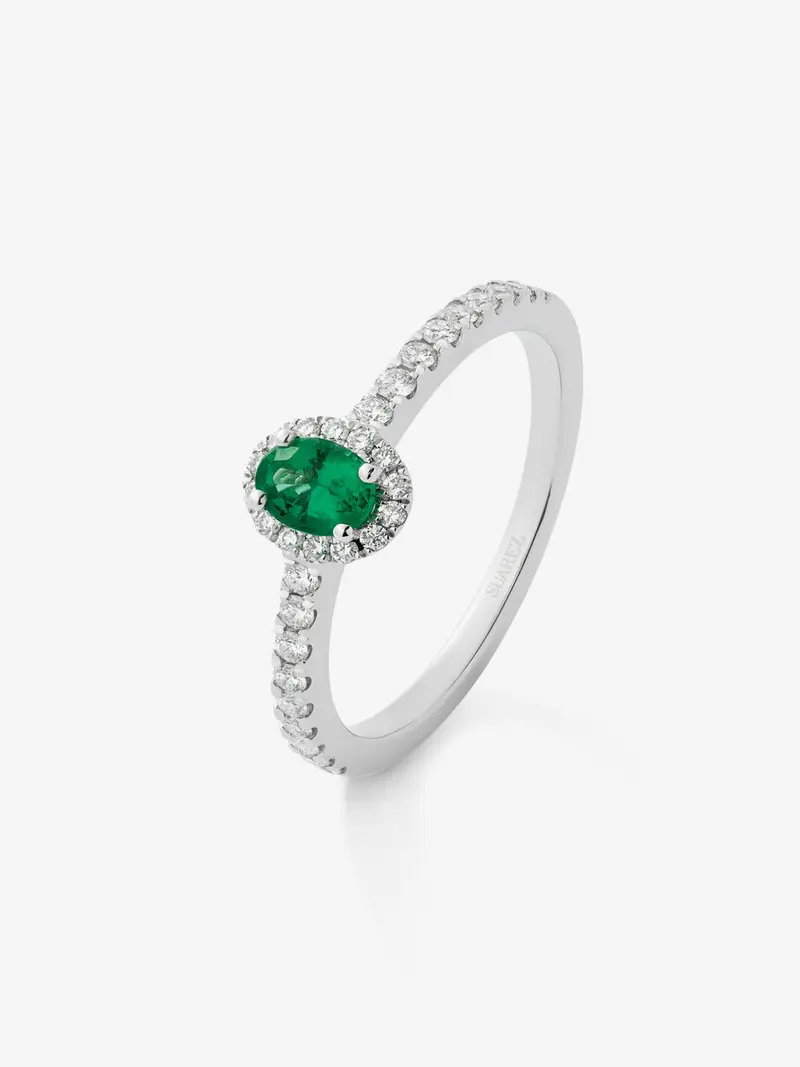 Anillo de oro blanco de 18K con esmeralda en talla oval de 0,39 cts y 32 diamantes en talla brillante con un total de 0,3 cts