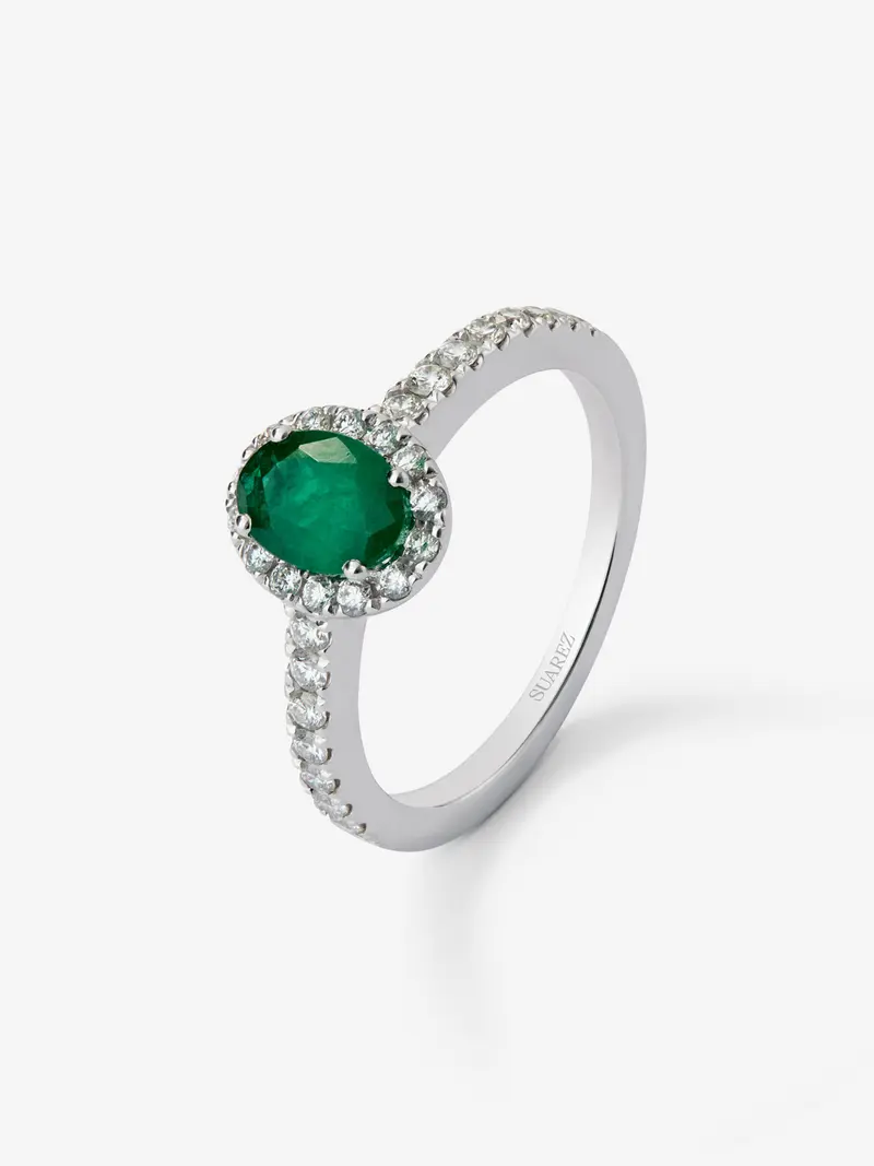Anillo de oro blanco de 18K con esmeralda en talla oval de 1 ct y 30 diamantes en talla brillante con un total de 0,47 cts