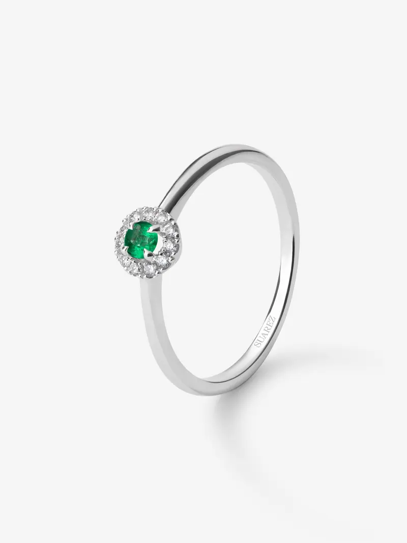 Anillo de oro blanco de 18K con esmeralda verde en talla brillante de 0,44 cts y diamantes en talla brillante con un total de 0,10 cts