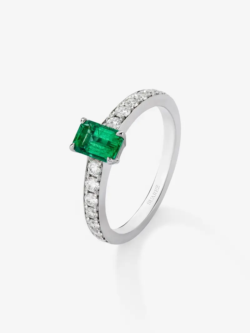 Anillo de oro blanco de 18K con esmeralda verde en talla esmeralda de 0,4 cts y diamantes en talla brillante de 0,18 cts