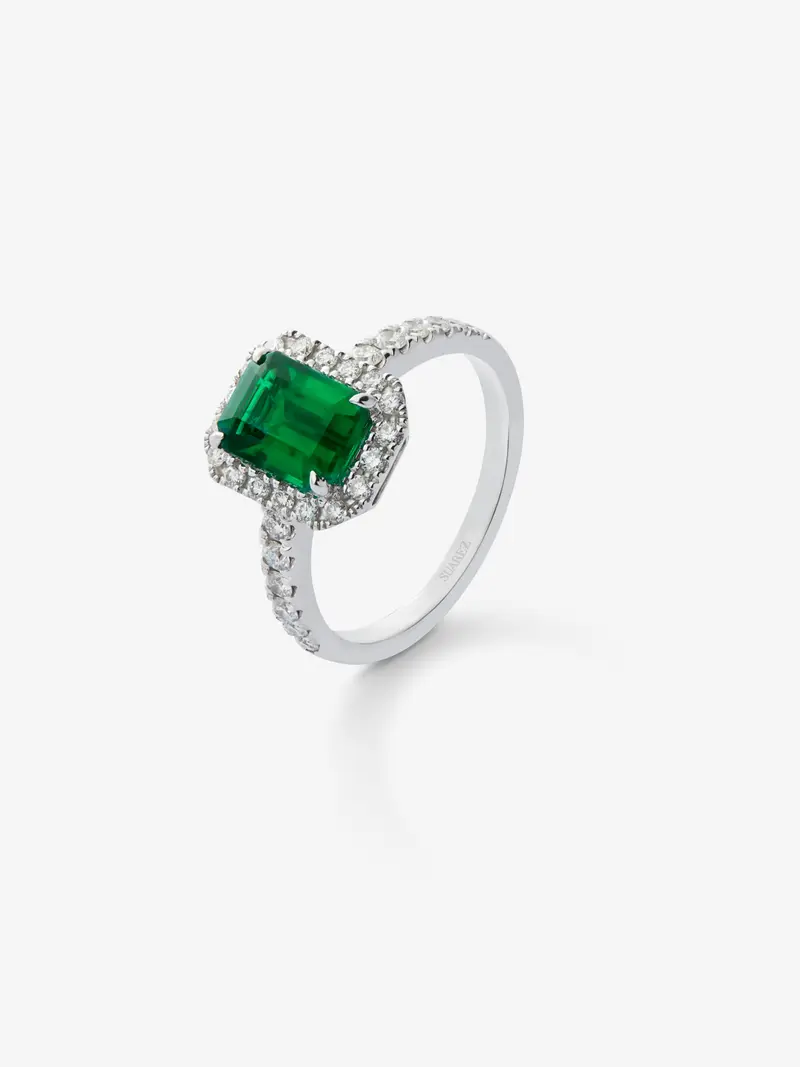 Anillo de oro blanco de 18K con esmeralda verde en talla octogonal de 1,67 cts y orla y brazo de 30 diamantes en talla brillante con un total de 0,43 cts
