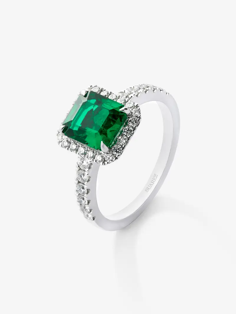Anillo de oro blanco de 18K con esmeralda verde en talla octogonal de 2,07 cts y 36 diamantes en talla brillante con un total de 0,5 cts