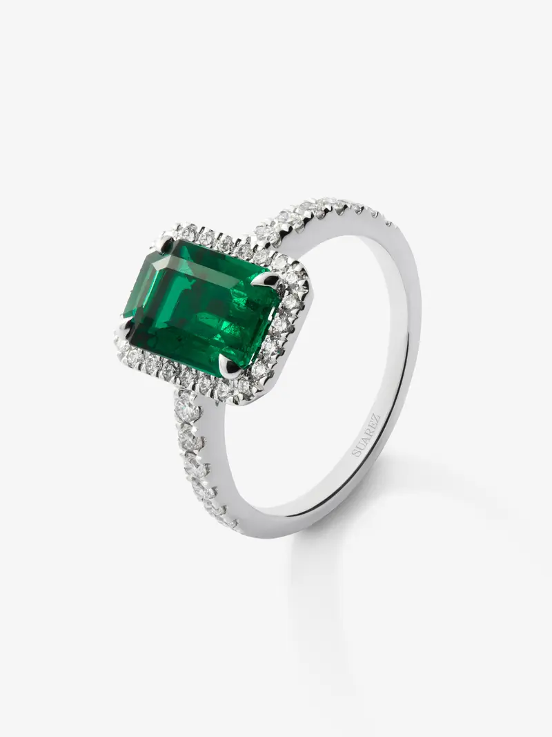 Anillo de oro blanco de 18K con esmeralda verde en talla octogonal de 2,2 cts y 38 diamantes en talla brillante con un total de 0,43 cts